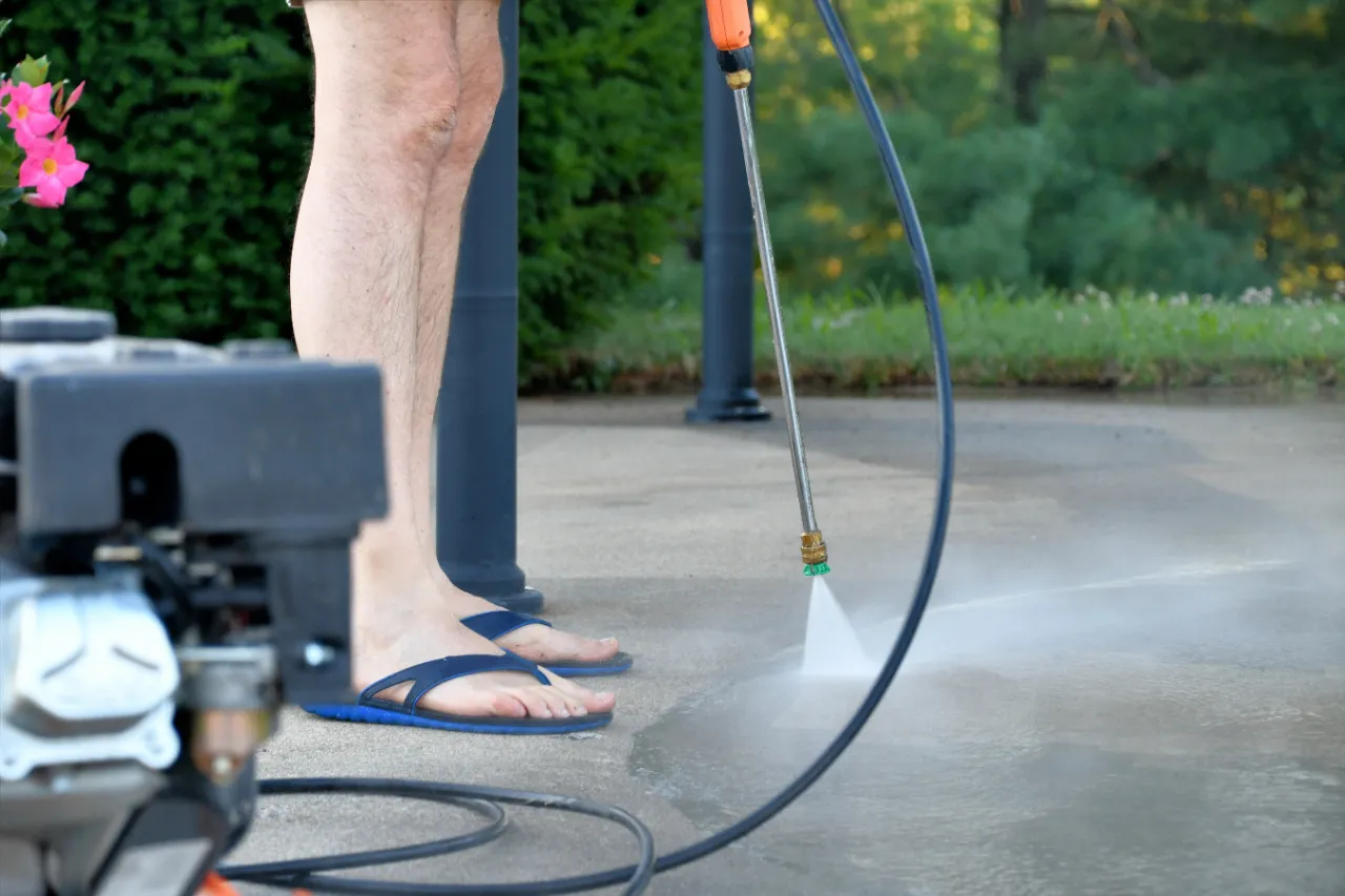 Pressure washing concrete in New York