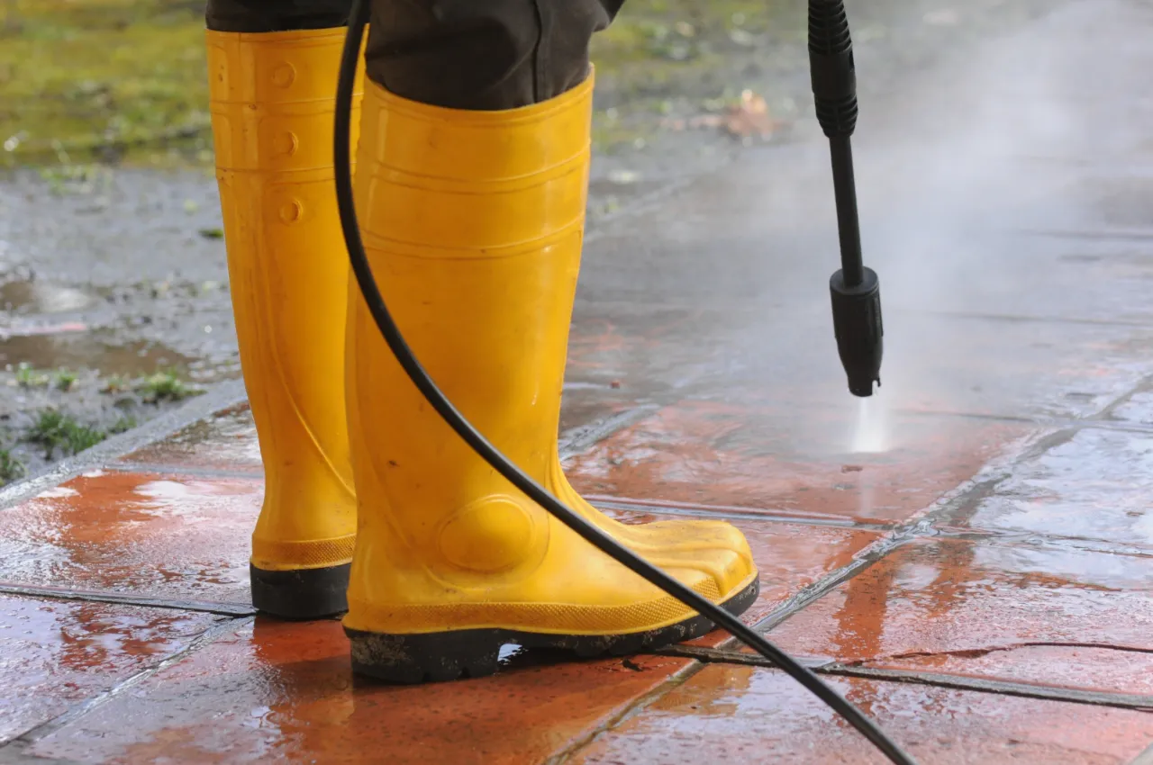 Pressure washing tiles in New York