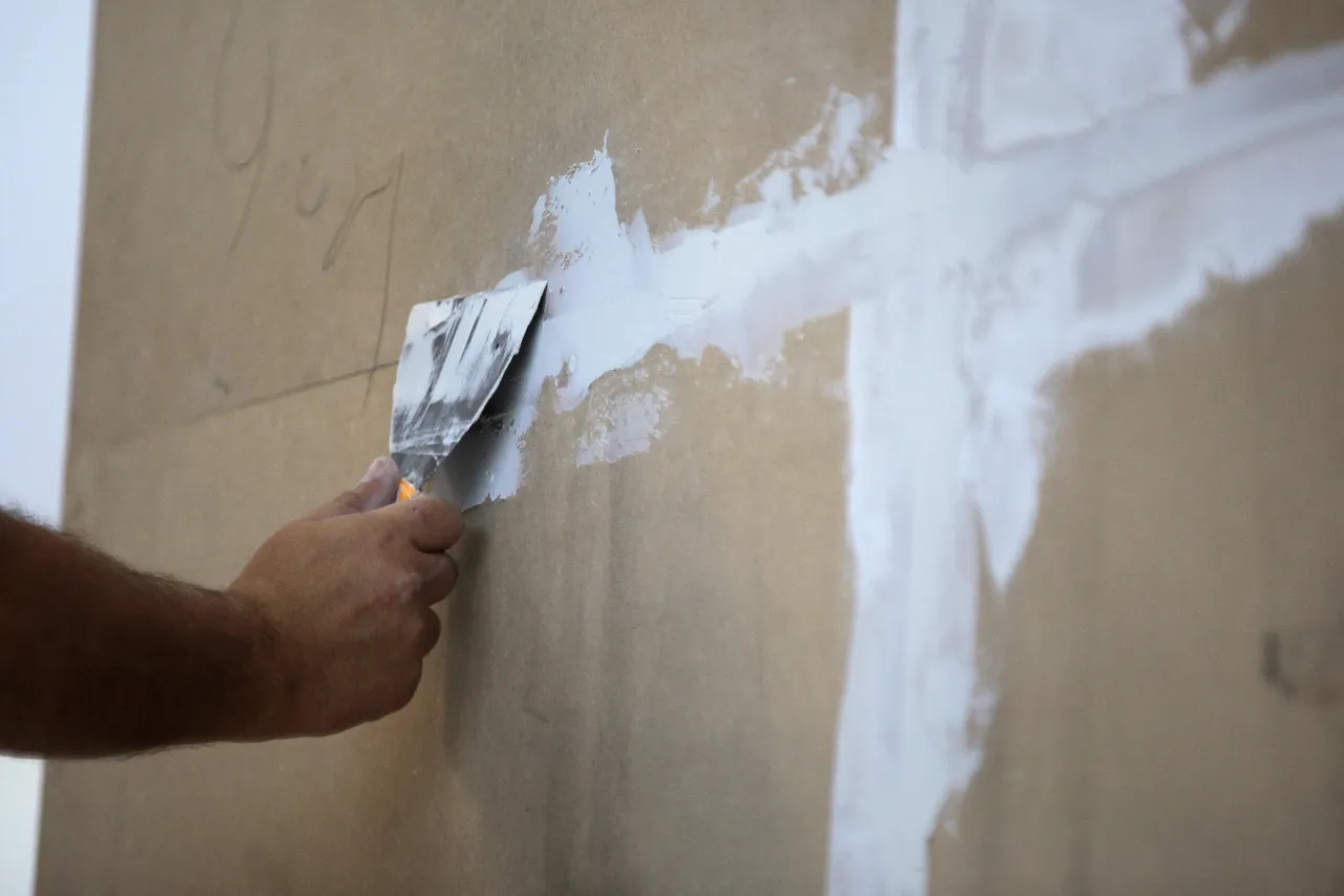 Finishing drywall seams with joint compound in New York